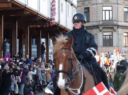 Copenhagen police dismount