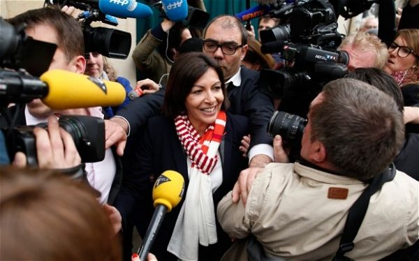 Paris votes in first woman mayor