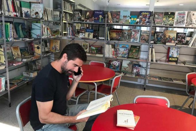 Spanish bookstore reads books to the elderly over the phone due to covid