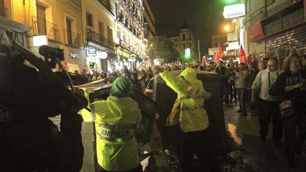 Madrid rubbish piles up in the streets - image 2