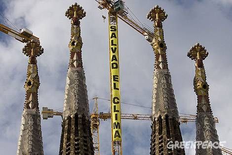 Greenpeace activists scale the Sagrada Familia in protest - image 2