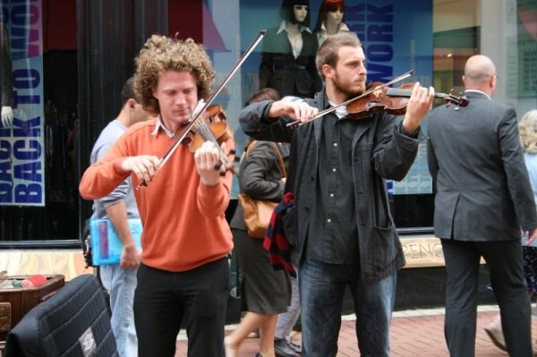 Clampdown proposed for noisy buskers in Dublin - image 2